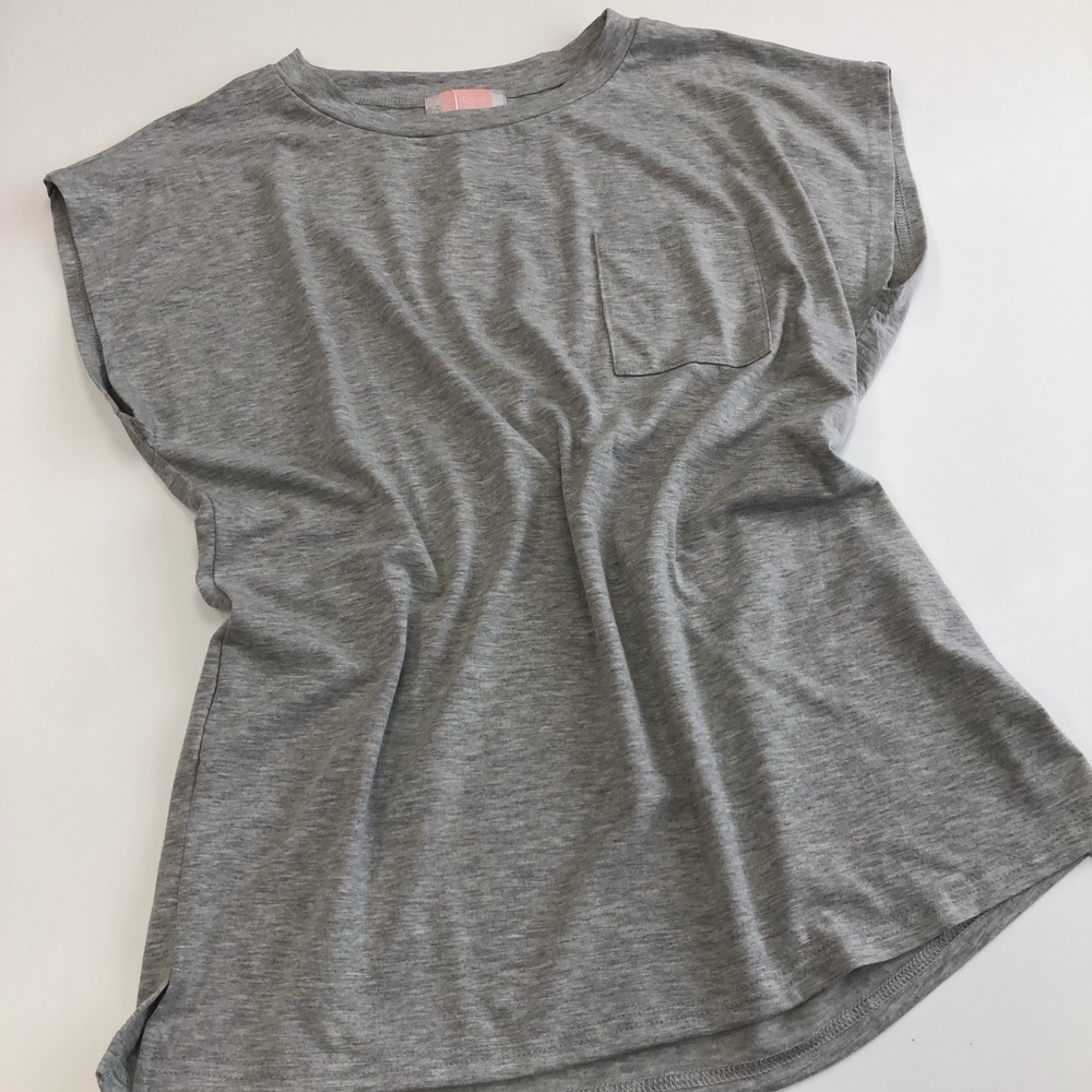 Simple and cute gray tee shirt with front pocket